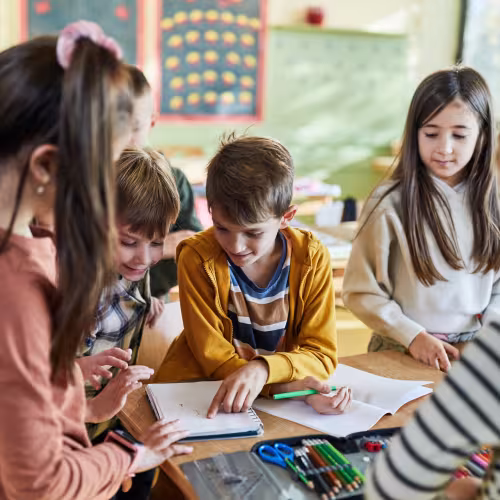 Schülerinnen und Schüler bearbeiten eine Gruppenaufgabe.