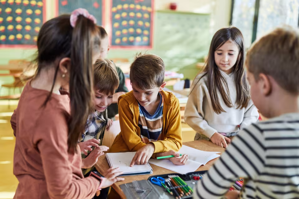 Schülerinnen und Schüler bearbeiten eine Gruppenaufgabe.