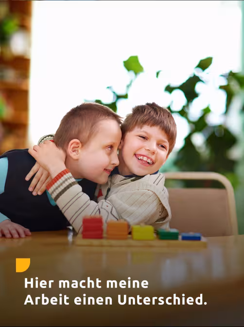 Unterrichtsszene mit Aufschrift "Hier macht meine Arbeit einen Unterschied".