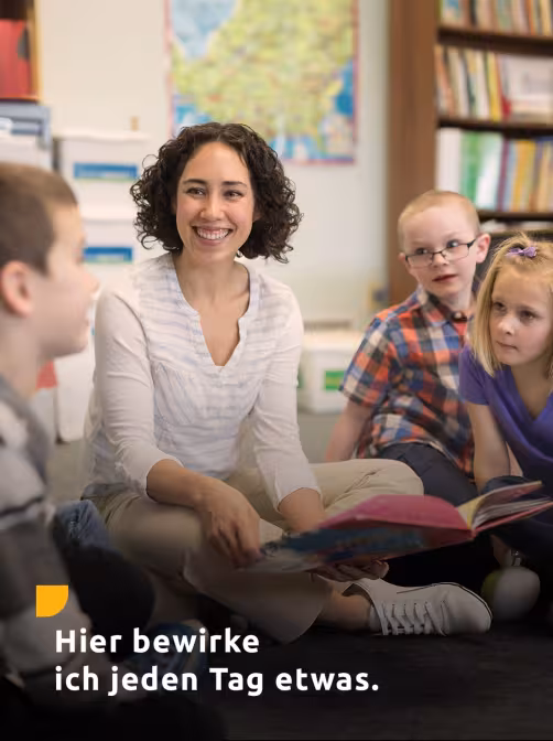 Unterrichtsszene mit Aufschrift "Hier bewirke ich jeden Tag etwas".